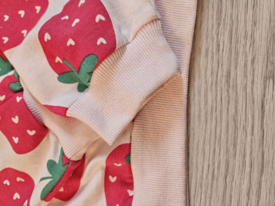 Komplet r. 134 bluza + spodnie dzwony w truskawki