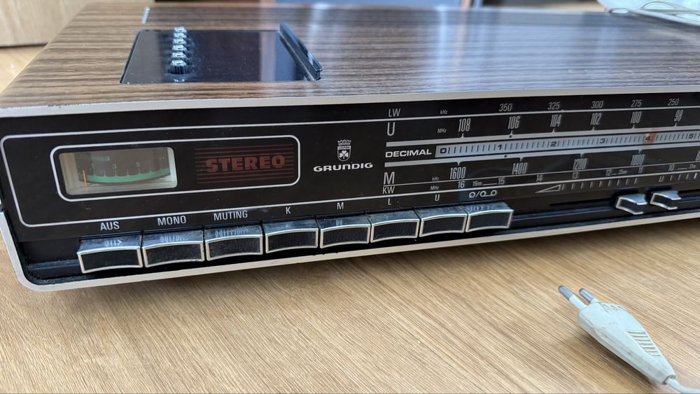 Rádio Grundig RTV 720 antigo