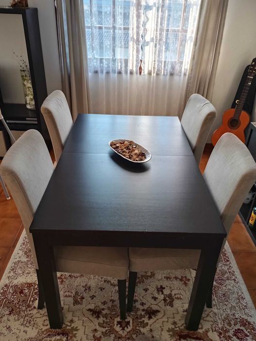 Mesa e 4 cadeiras