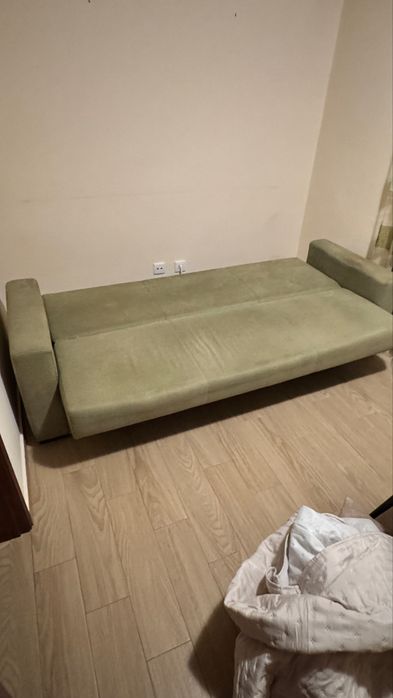 Sofá verde em tecido c/ cama