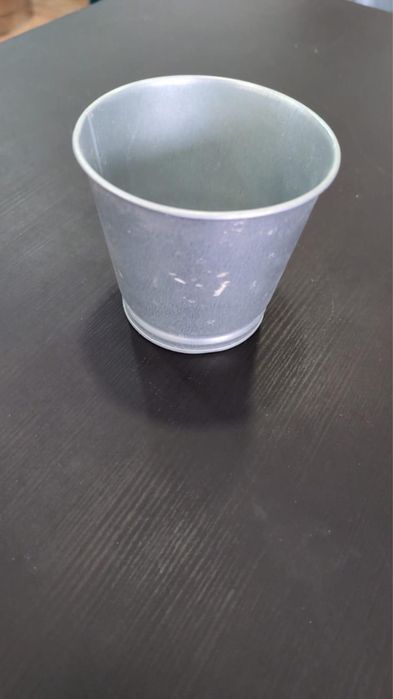 Vasos de metal pequenos