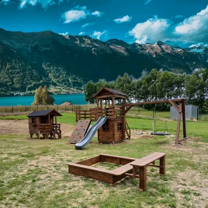 Plac zabaw dla dzieci, domek dla dzieci