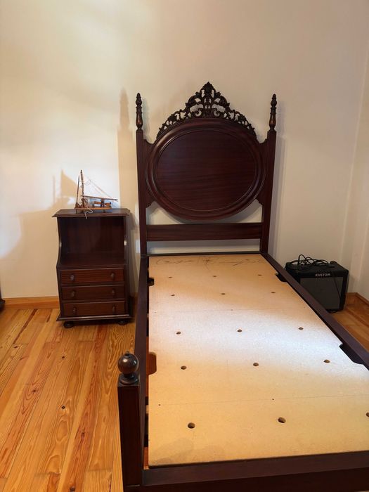 Camas de madeira maciça com mesas de cabeceira