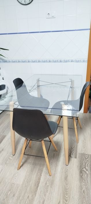 Mesa vidro e madeira com 3 cadeiras