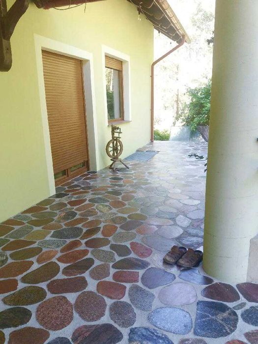 Kamień polny cięty-plastry okładzinowe.