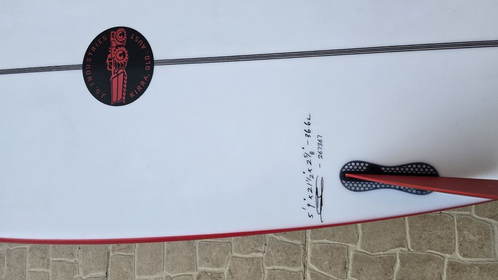 Prancha JS Red Baron 5,9 como nova com quilhas incluídas