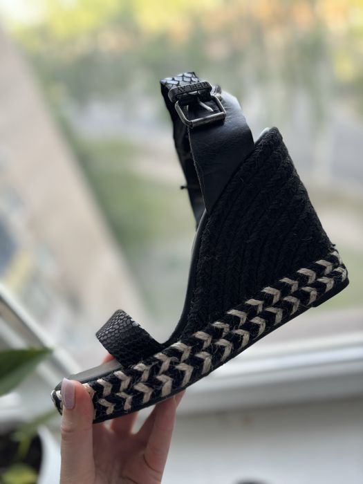 Босоножки на танкетке