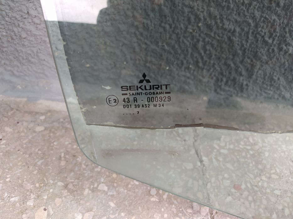 Скло заднє Mitsubishi Carisma