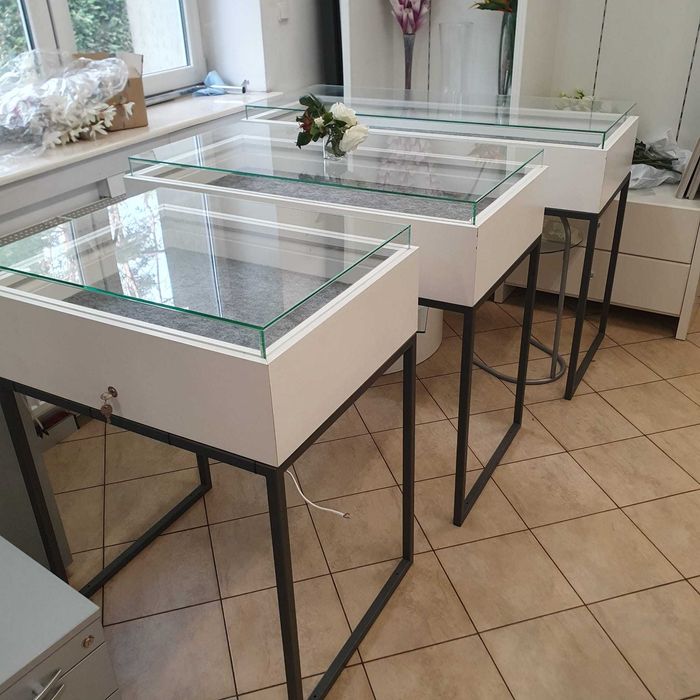 Elegancki komplet gablot szklanych – idealny do domu, biura lub sklepu.