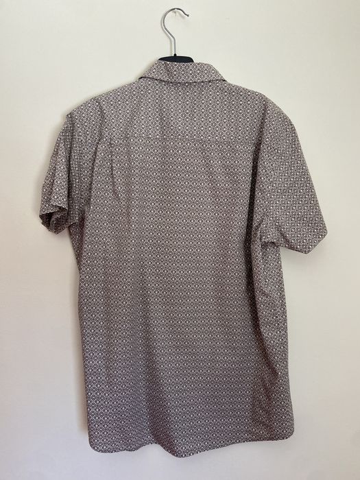 Camisa cinzenta com padrão