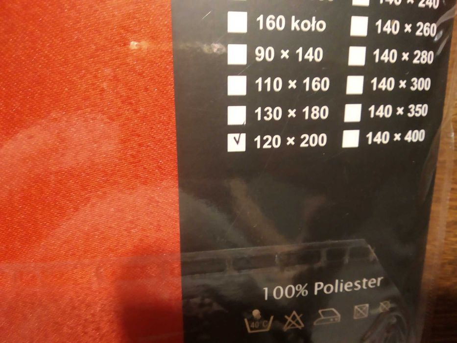 Nowy czerwony obrus plamoodporny 120x200