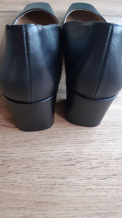 Czarne pantofle na obcasie