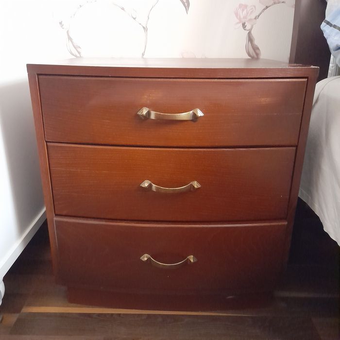 Комод та прикроватні тумби