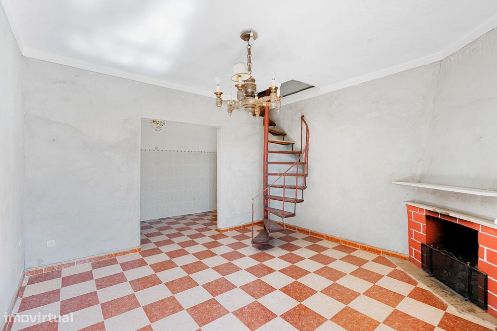 Moradia em pedra isolada com piscina e jardim