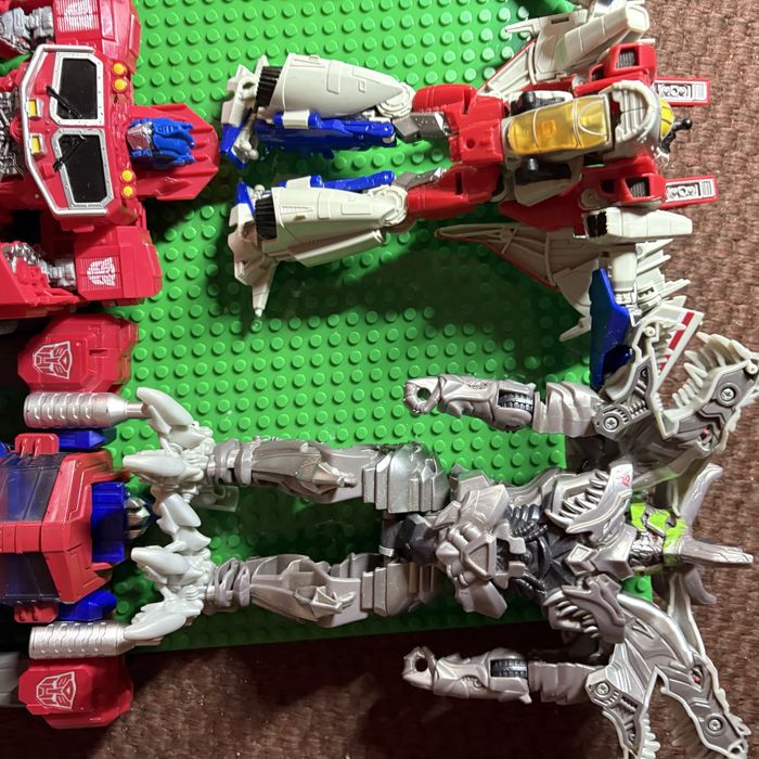 различные фигурки трансформеров из серии фильмов