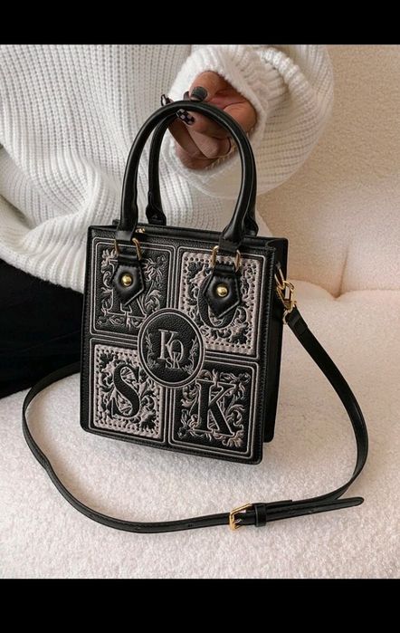 Bolsa quadrada Mini Letra Bordada Alça Dupla