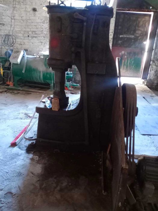 Кузнечный молот в исправном состоянии (рабочий)
