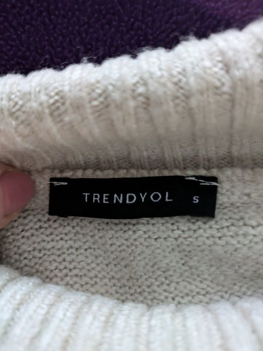 Sweter, półgolf, kremowy, złote gwiazdki. Trendyol. Rozmiar S