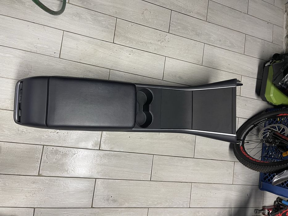 Центральна консоль Tesla model Y/3