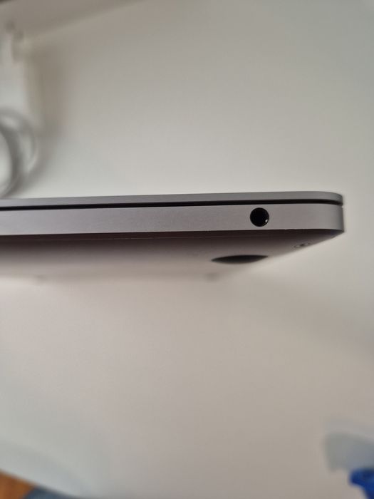 MacBook Pro 13" 2020 — 16GB RAM | 256GB | Touch Bar | PT ISO - Apple