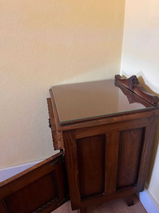 2 mesas de cabeceira e 1 cómoda com 4 gavetas