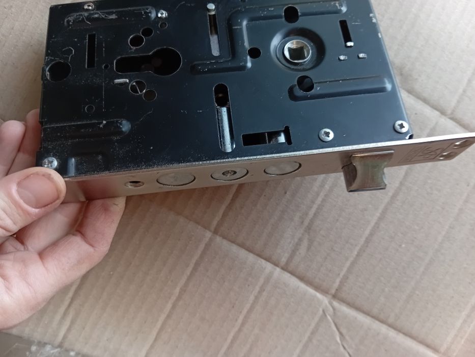 Продам врезной замок на китайськую дверь.