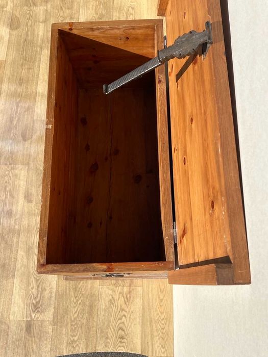 Drewniana skrzynia z litego drewna