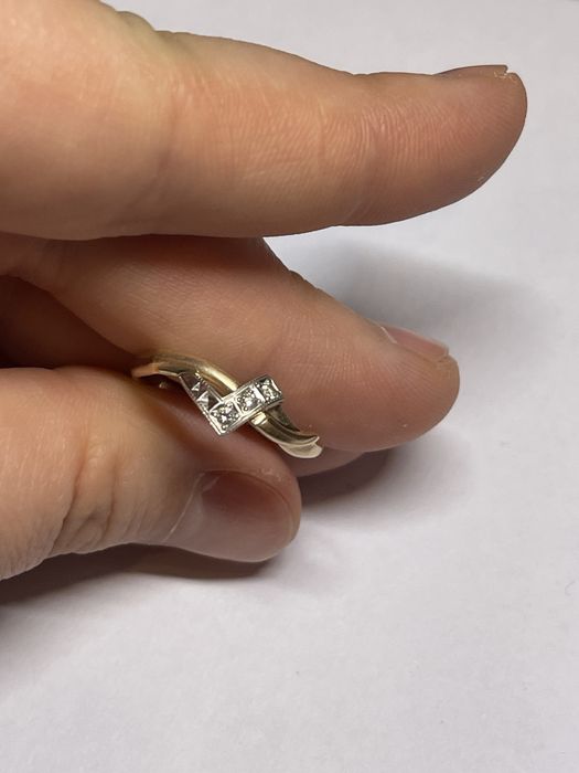 Золотое кольцо с бриллиантом 0.04 Ct