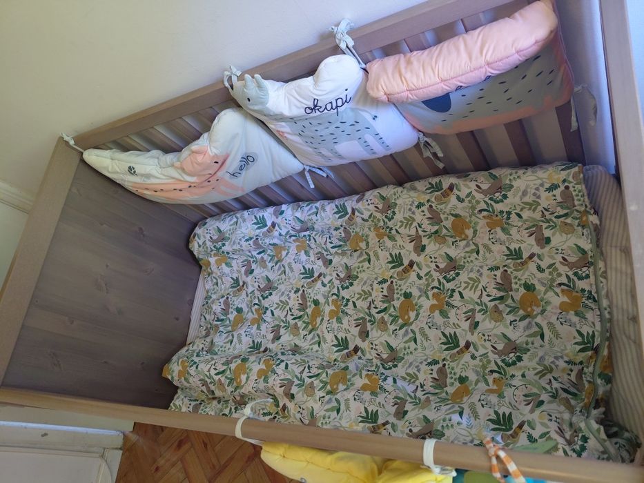 Berço com colchão e roupa de cama