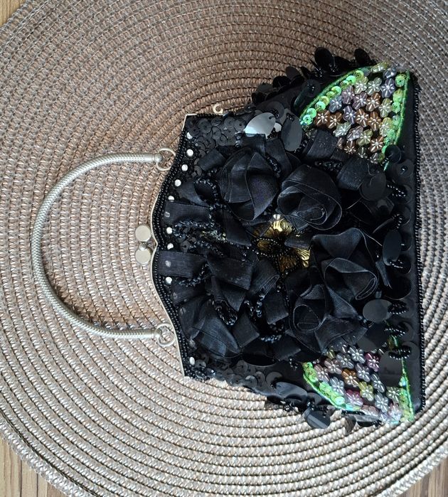 Czarna torebka ozdobna do trzymania w ręce