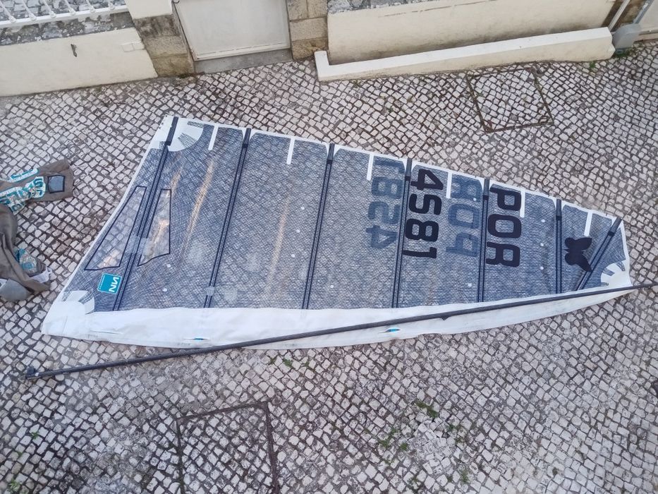 Vendo Moth com foils, em carbono, construído em 2018