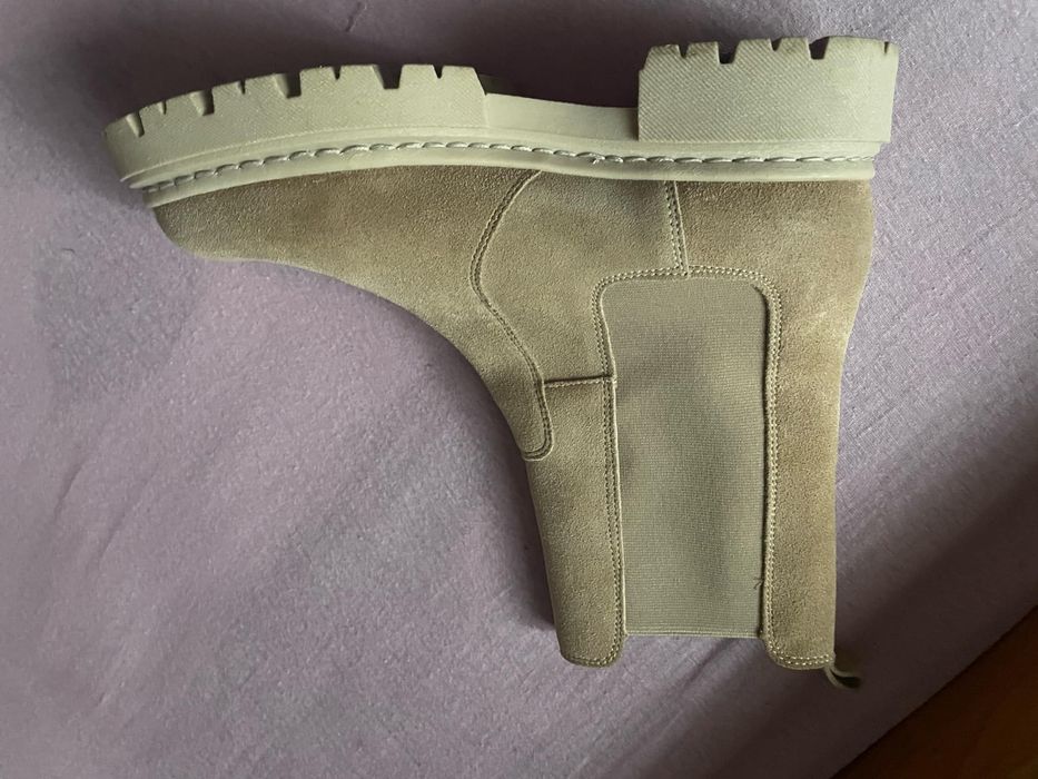 Nowe bezowe polbuty ze skory nubuk, 40- wkladka 26 cm.