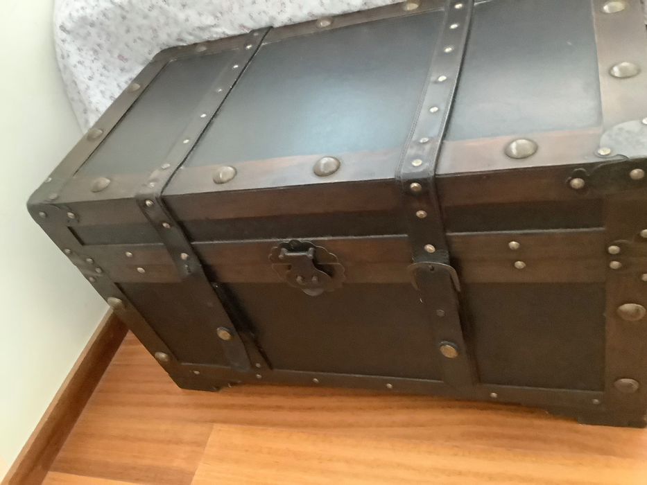 Baú em madeira , com fechos em pele