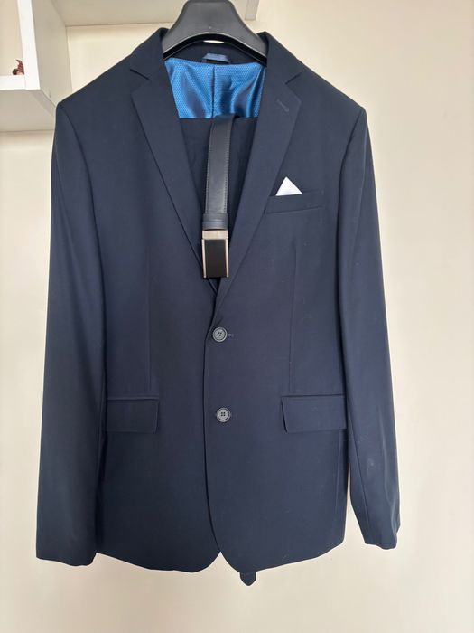 Kompletny garnitur, marynarka, spodnie, poszetka i pasek