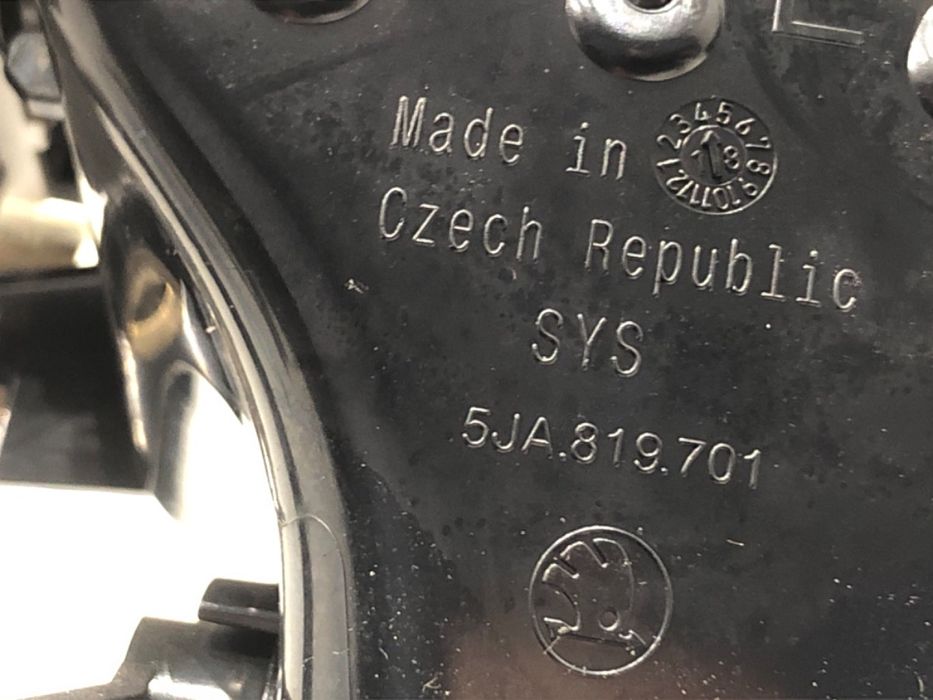 KRATKA NAWIEWU PRZÓD SKODA RAPID 5JA820951D Hatchback WENTYLACJI