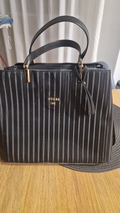 Czarna torebka   Guess