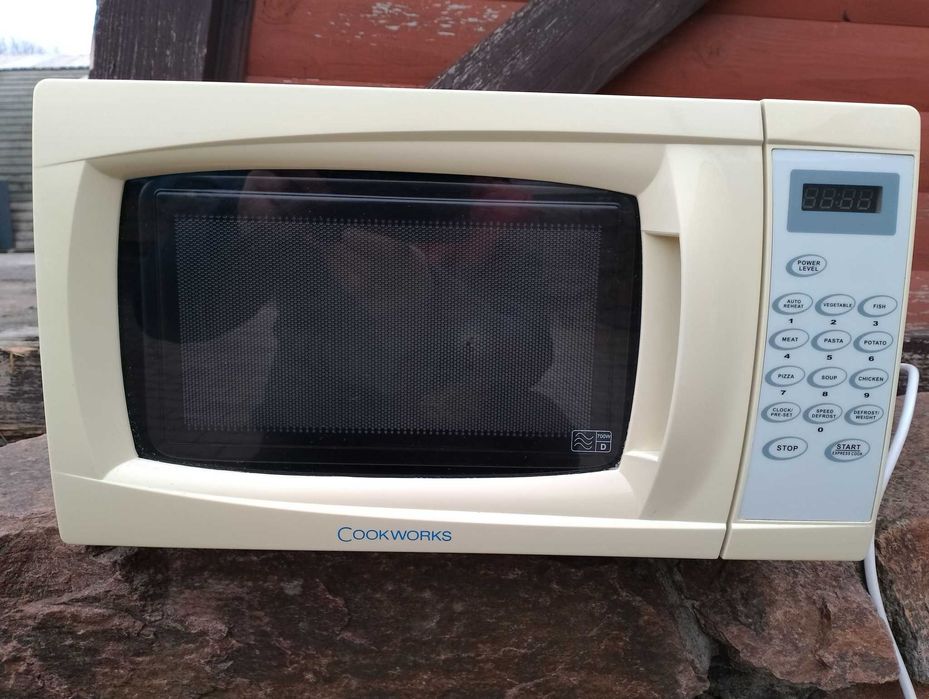 Продаю бу мікрохвильовку в нормальному стані