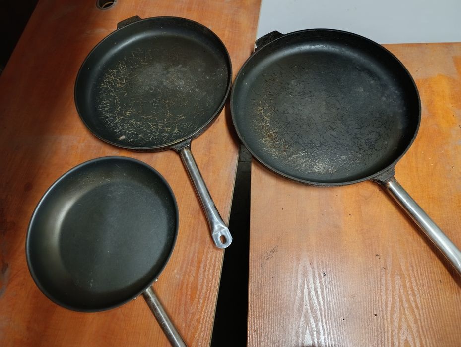 Zestaw dużych patelni