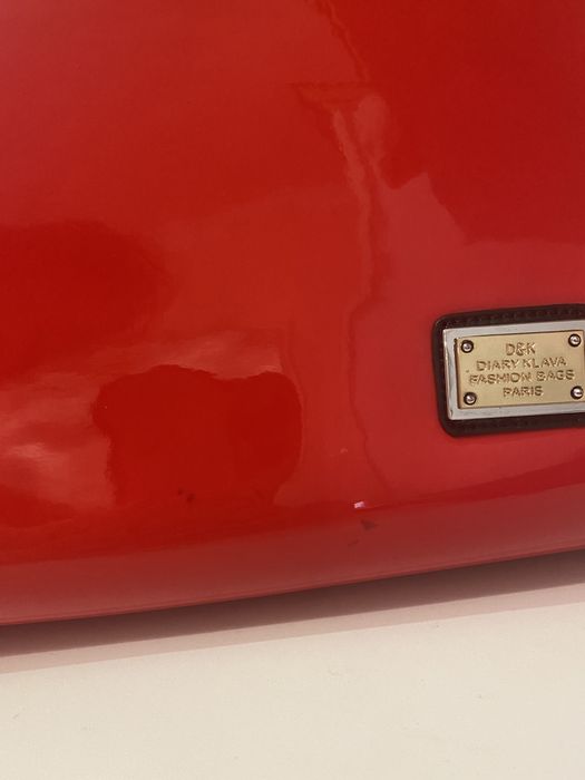 Червона лакова сумочка