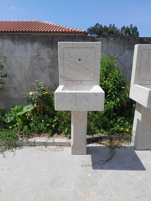 Fontanário em granito, linhas simples