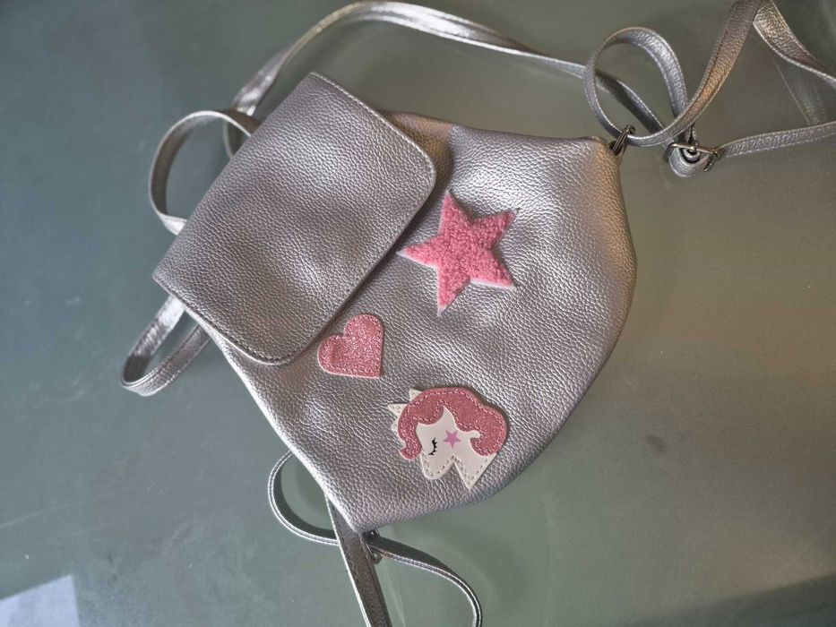 Mochila infantil prateada com unicórnio e estrela