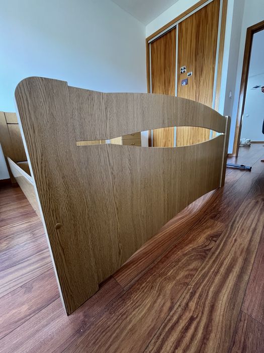 Cama casal + Mesinha cabeceira