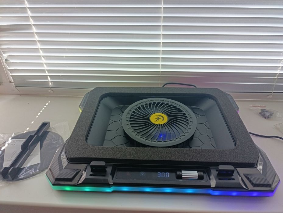 Топова вакуумна охолоджувальна підставка для ноутбука