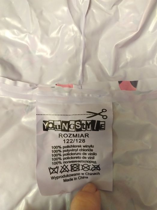 Płaszcz przeciwdeszczowy dziewczęcy rozm.122/128