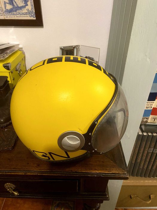 Capacete MOMO DESIGN em estado de novo.
