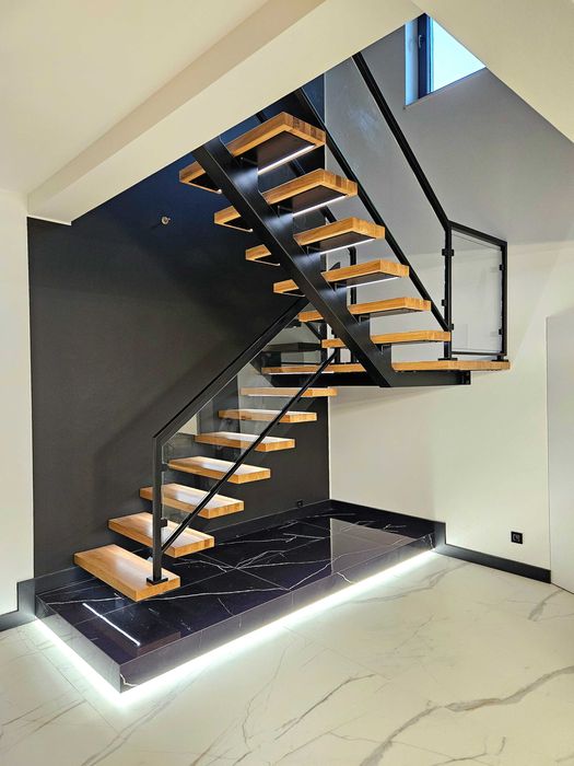 nowoczesne schody na konstrukcji stalowej, schody metalowe