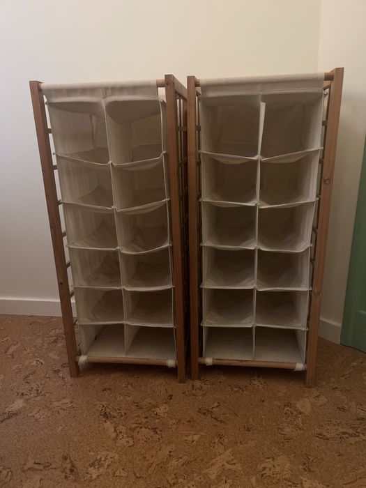 Duas Sapateiras de madeira e linho