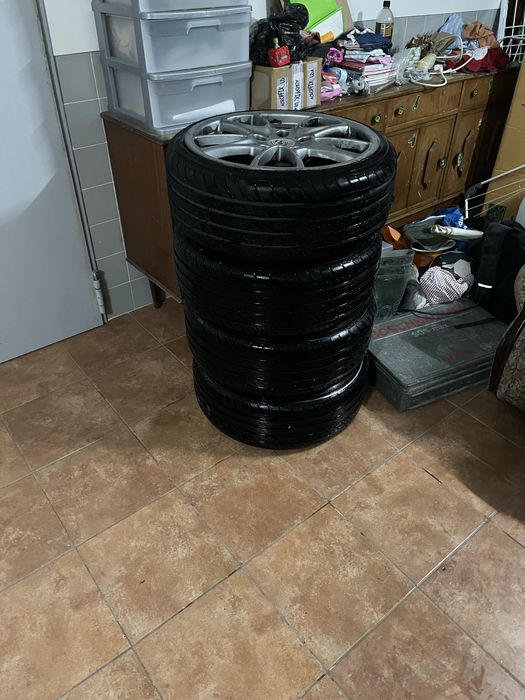 Jantes porsche com peneus vendo o conjunto