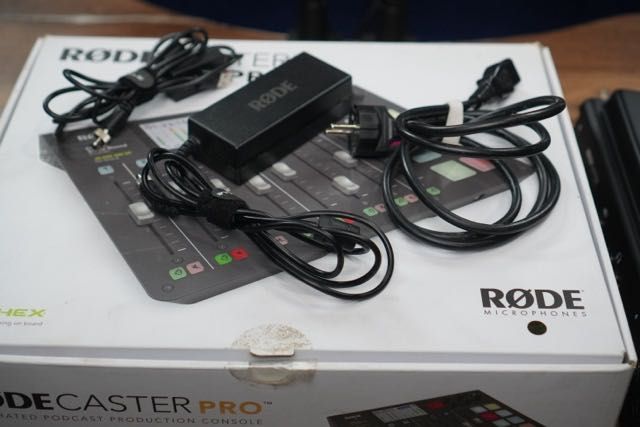 Rodecaster Pro - Pełny Komplet w Kartonie + DC-USB1 + Osłona