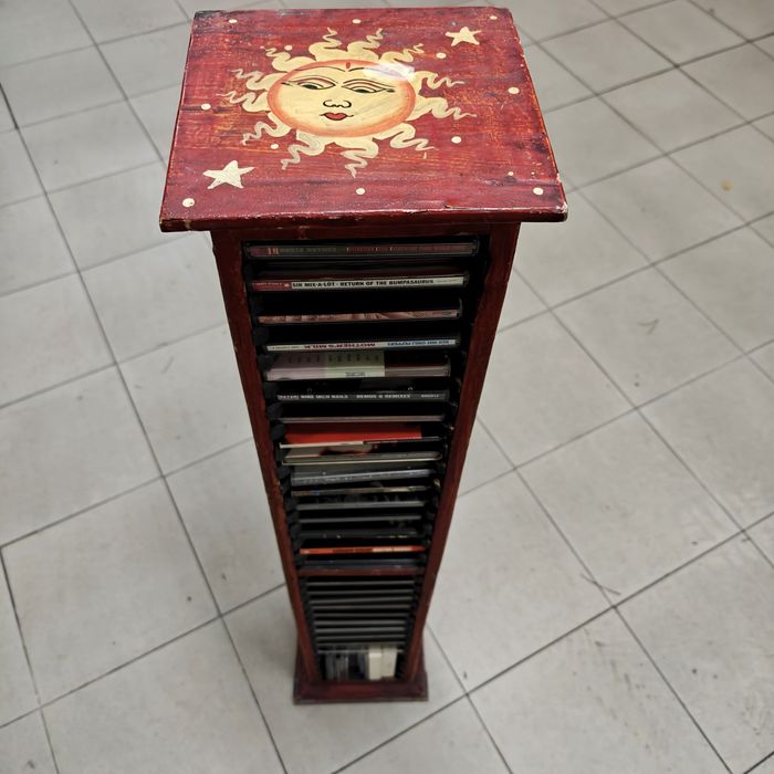 Rack de CDs Torre Artesanal com Sol Bohemio Vinted - Excelente Estado!